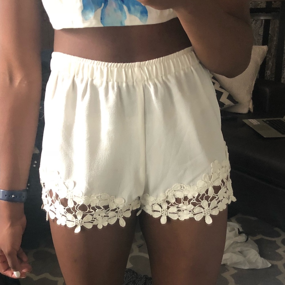 WHITE SHORTS WITH LACE